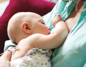 Read more about the article 9 Vantagens De Amamentar o Bebê Com Leite Materno