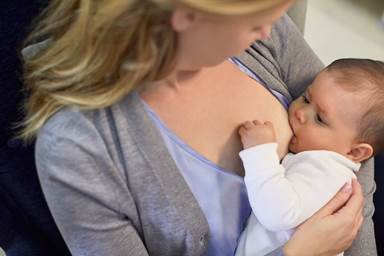 Read more about the article As vantagens e desafios de amamentar o bebê com leite materno