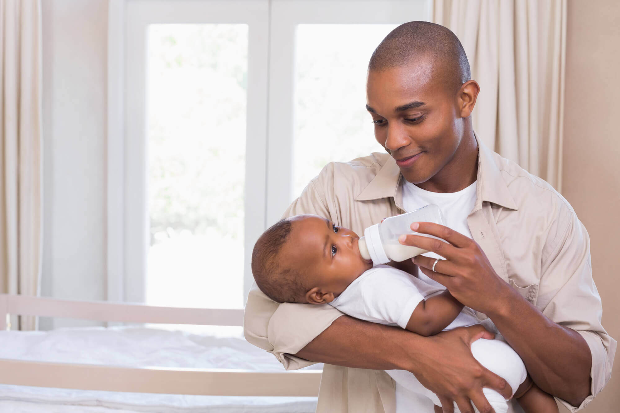 Read more about the article Como extrair o leite materno de forma segura e como o pai pode ajudar nesse processo?