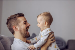 Read more about the article Qual é o papel do pai nos primeiros 12 meses de vida de um bebê?